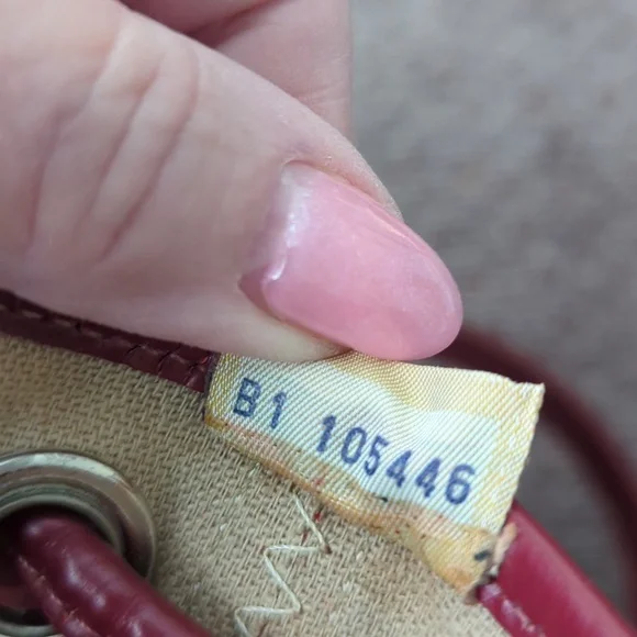 VINTAGE DOONEY & BOURKE RED SIGNATURE MINI DRAWSTRING BUCKET HANDBAG - Picture 10 of 15